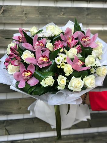 Букет цветов из: Розы и Хризантемы в Хадыженске