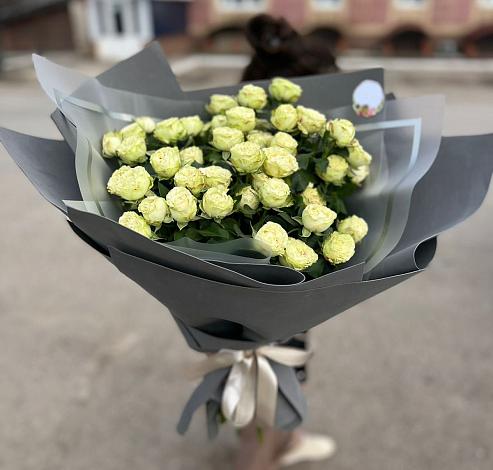 Букет Белые кустовые розы Солинеро в Хадыженске