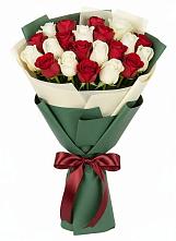 Букет Микс из красных и белых роз в Хадыженске