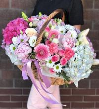 Композиция солнечный день в Хадыженске Цветочная композиция из Розы, Хризантемы, Пионы и Лизиантусы в корзине в Хадыженске