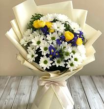 Букет цветов из:  Ирисы, Хризантемы и Розы в Хадыженске