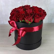 Цветочная композиция из Розы в шляпной коробке в Хадыженске
