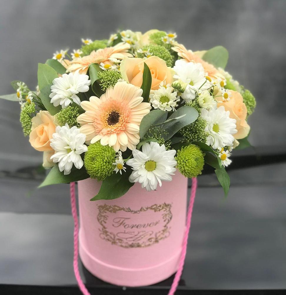 Цветочная композиция из Розы, Герберы и Хризантемы в шляпной коробке в Хадыженске