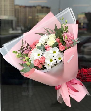 Букет цветов из: Розы, Лизиантусы и Хризантемы в Хадыженске